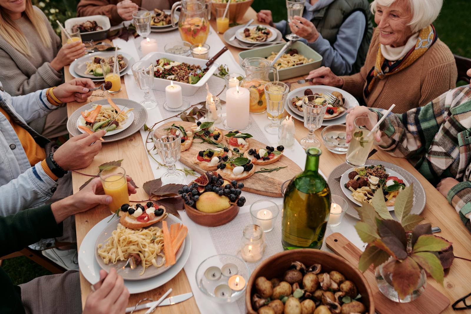 Bewoners van een Nederlands woongemeenschapshuis eten samen aan een lange houten tafel